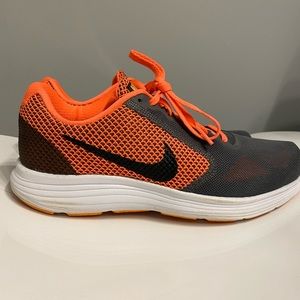 Nike womens tennis shoe size 8, orange and gray